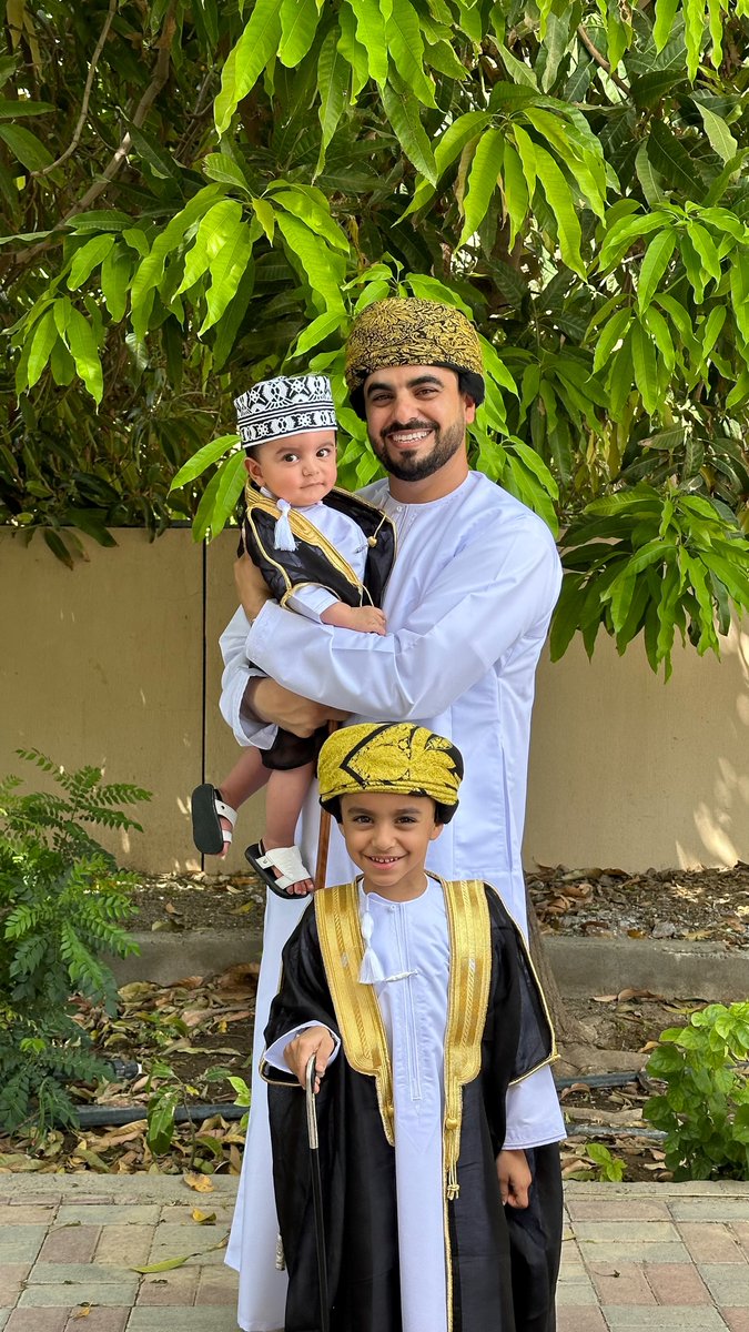 ibro289's tweet photo. في يوم كهذا تدرك تمامًا أنّ وجود العائلة ومن تُحب 
"هو العيد"، لا يقوم العيد بلباس جديد بل بدفء الفرحة والبهجة حول من تُحب، تحفك الهدايا والتبريكات والمعايدات الدافئة، حتى يأتي نهاية اليوم لتعترف راضياً ومطمئناً بأنّ هذا "أثمن ماتملك"، بل كل ما تملك ❤️

#سلطنة_عمان #عيد_الاضحى https://t.co/zFjZ7apuOE