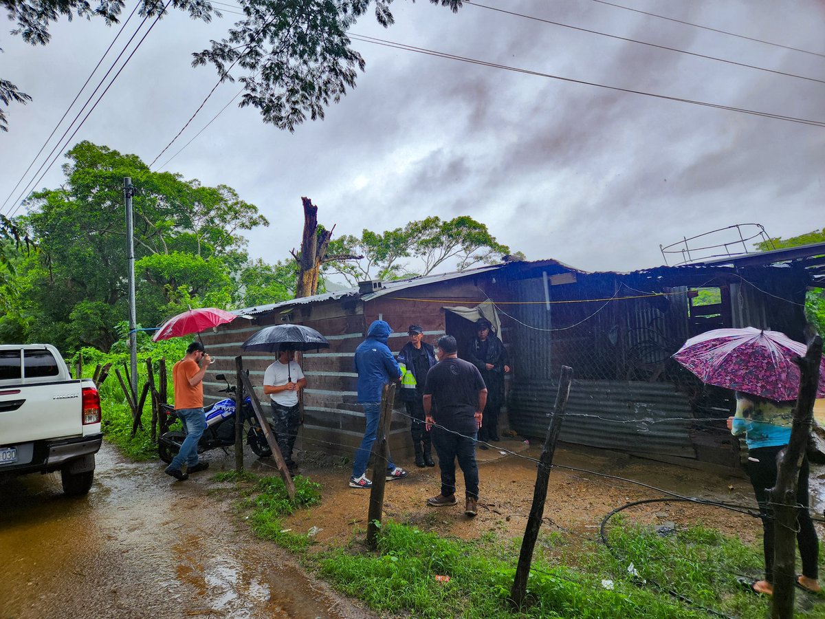 DistritoMetapan's tweet photo. La Comisión Municipal de @PROCIVILSV ha evacuado a una familia de la Colonia La Estación, ya que su vivienda se encuentra en situación vulnerable por el caudal del Río San José. Estas personas serán trasladadas al albergue municipal, donde se les brindarán atenciones. 🫂🤝 https://t.co/mHRjvOKTkY