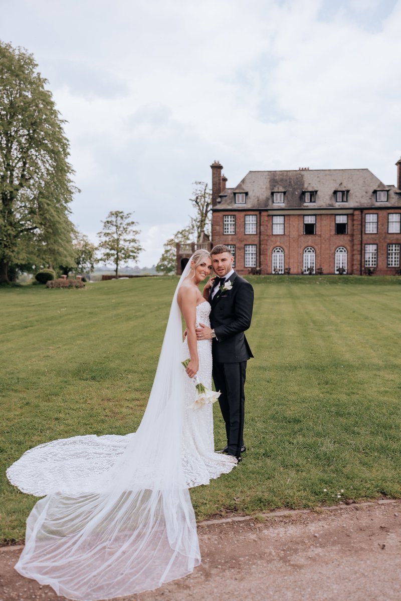 'WHEREVER WE ARE // It is our friends that make our world.’ – Henry Drummond. 

Though your wedding is a celebration of your romantic love, it’s also an opportunity to honour your friendships.