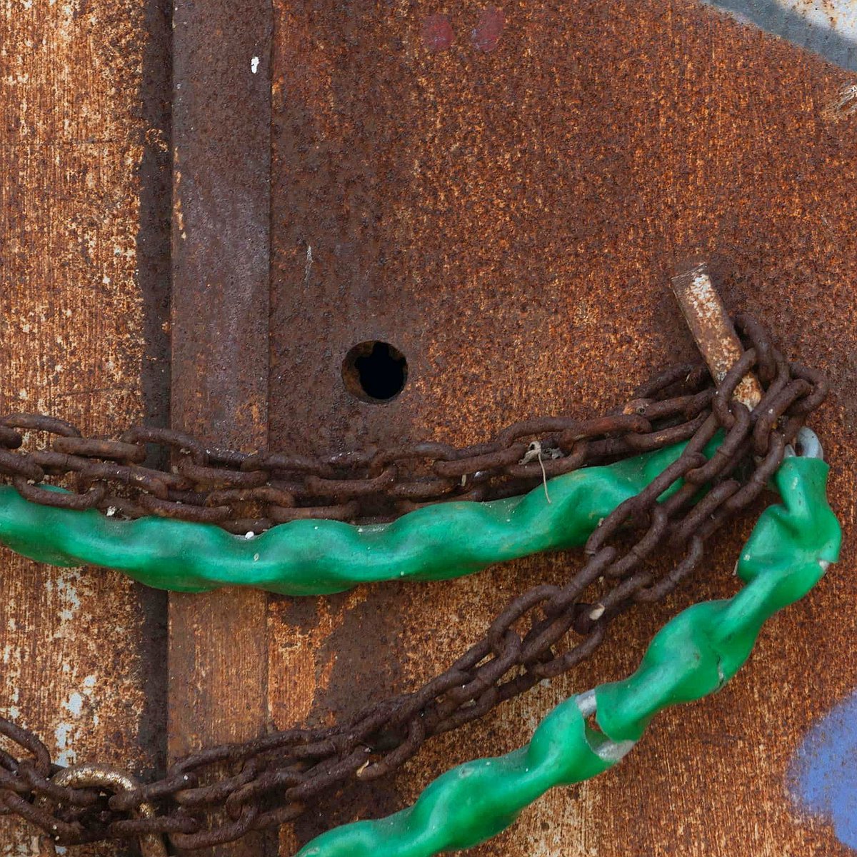 refs_sm's tweet photo. Worn and elastic chains attached to the aged entrance.

#ref #reference #artreference #rust  #artist #texturereference #texturethings #oldbuildings #moss #3d #refs #blender #fyp #digitalartist #blender3d  #scifi  #3dart #details #rustything #detail https://t.co/1H9VBo2CEH