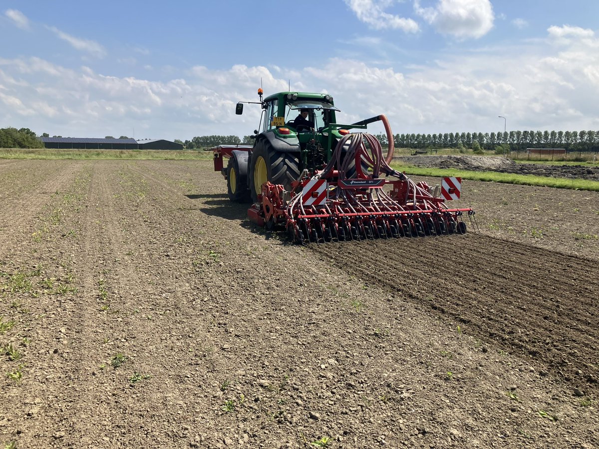 Vanmiddag de #groenbemester demo gezaaid op het demoveld van <a href="/iperen_nl/">Van Iperen</a> Oude Tonge. #akker #oogst25 <a href="/AkkerTweet/">Akkerwijzer.nl</a>