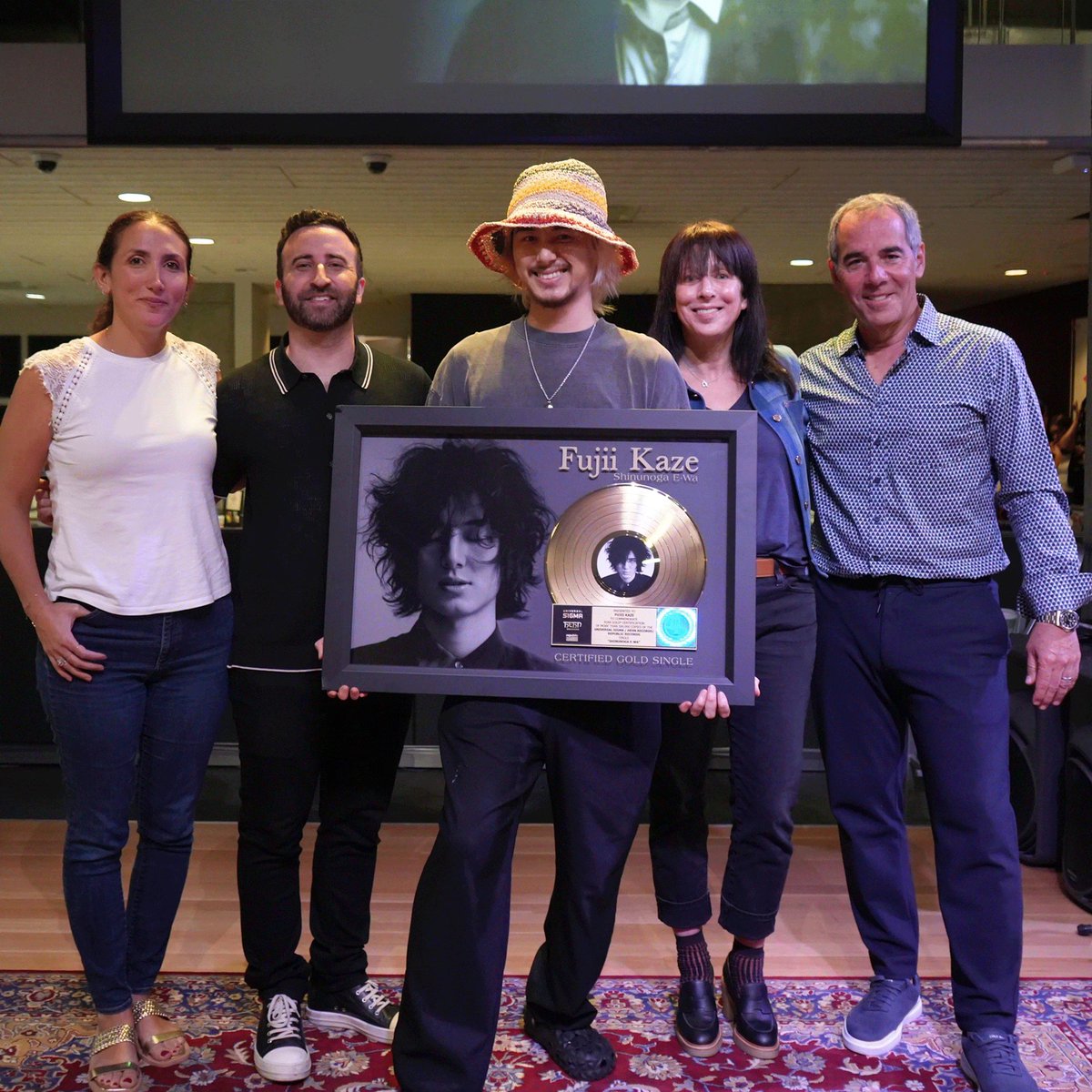 Huge congratulations to Japanese singer-songwriter Fujii Kaze on receiving his first <a href="/RIAA/">RIAA</a> GOLD certification for his worldwide smash, “Shinunoga E-Wa”!

He was presented with the award following his incredible performance at the Apollo Theater in New York.
↳