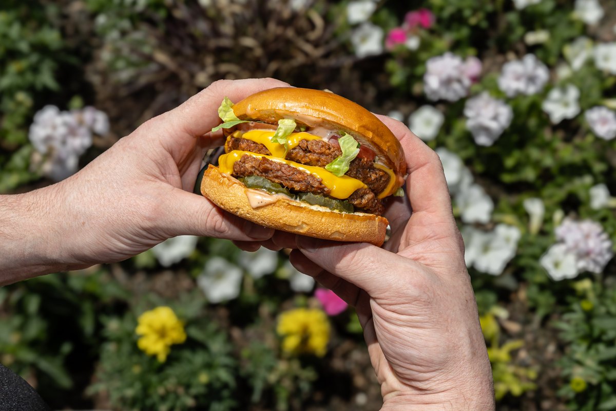 Spring into Summer a double classic! 🌷🍔