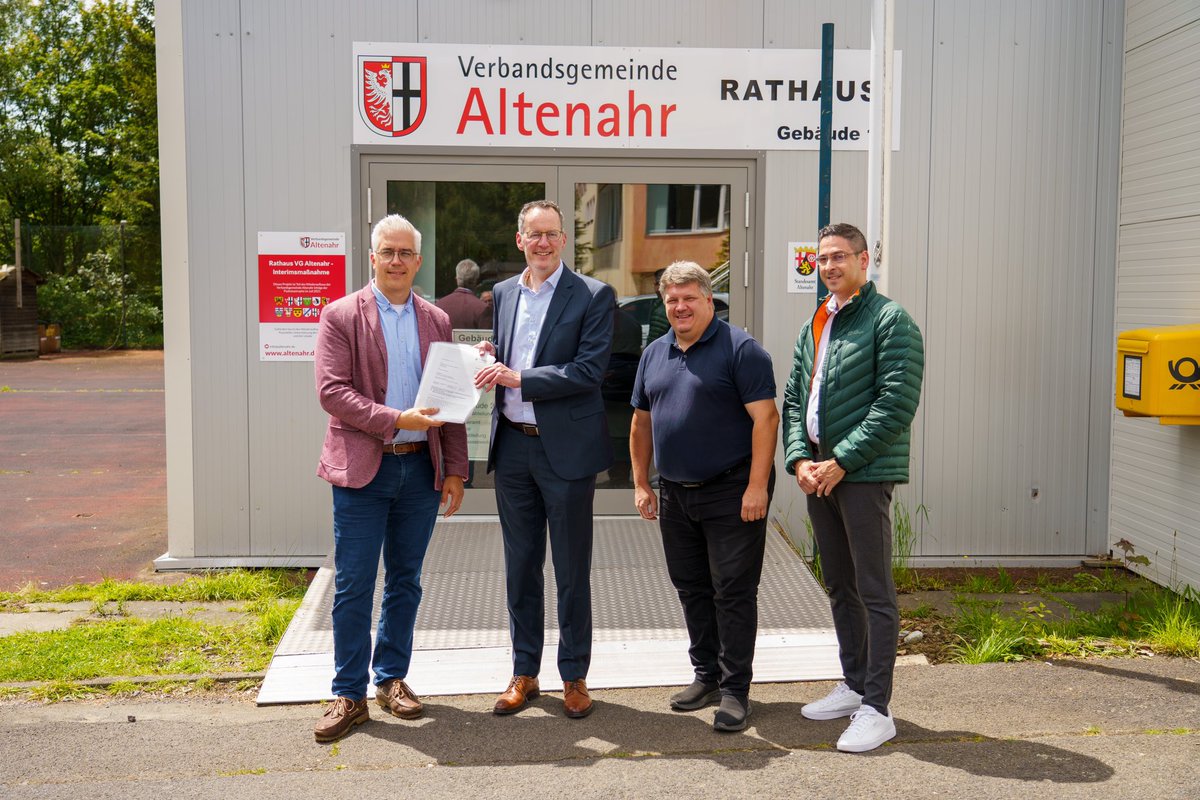Weitere 54 Millionen Euro für kommunale Einrichtungen im #Ahrtal. 🧱 #Ebling überreicht Förderbescheide in Höhe von 39,5 Millionen Euro an VG #Altenahr, #Hubig und #Ebling anschließend 14,5 Millionen Euro an Stadt Bad Neuenahr-Ahrweiler. 🏫 s.rlp.de/zGxlj