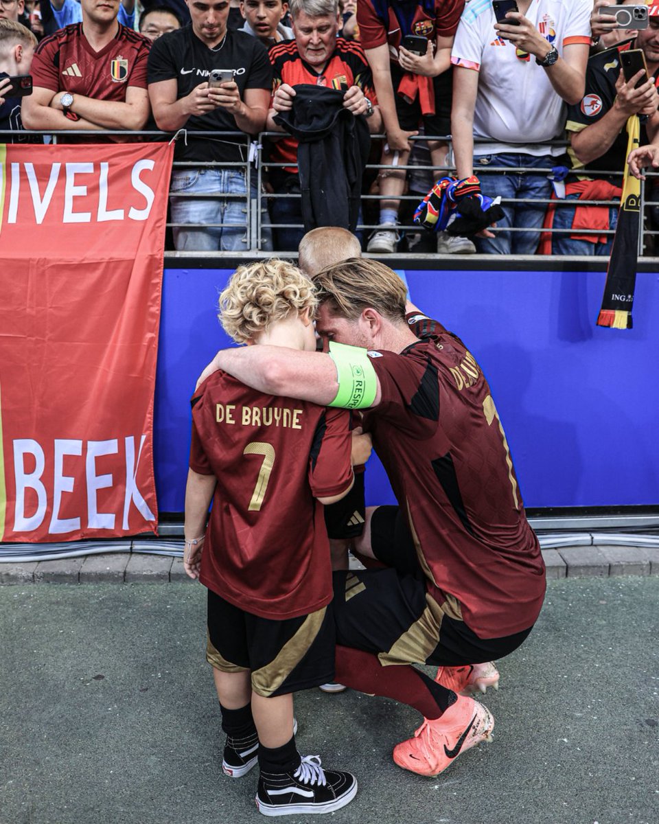 ESPNUK's tweet photo. Kevin De Bruyne was seen consoling his kids after Belgium's shocking defeat to Slovakia 🥺 https://t.co/6MTNfoqQRA