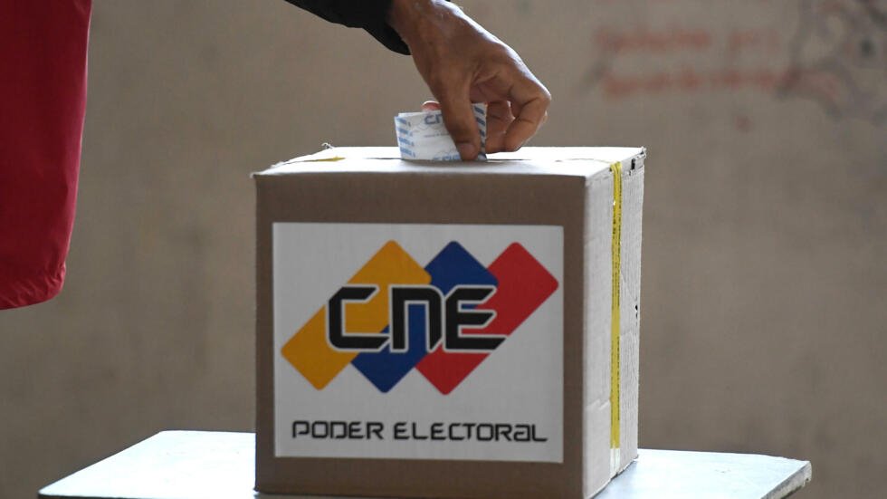ajcaleca's tweet photo. 30.026 es la cifra definitiva de mesas electorales que desplegará el CNE el día 28 de julio. Ese es el tamaño de nuestro reto:

- Ni una mesa sin testigos.
- Ni un testigo abandonado a su suerte en el Centro Electoral. 
-  Ni un testigo que salga del Centro Electoral al final del proceso, sin su copia de acta en la mano.

Debemos ganar, demostrar el triunfo y cobrar la victoria.
#HayQueMoverse 
#VenezuelaMereceMás