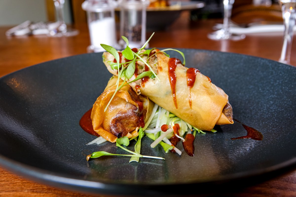 _The_LP's tweet image. Shredded duck spring roll, julienne spring onion &amp;amp; cucumber, sriracha &amp;amp; hoisin sauce 😍

@doganddoublet

#TheLewisPartnership #Stafford