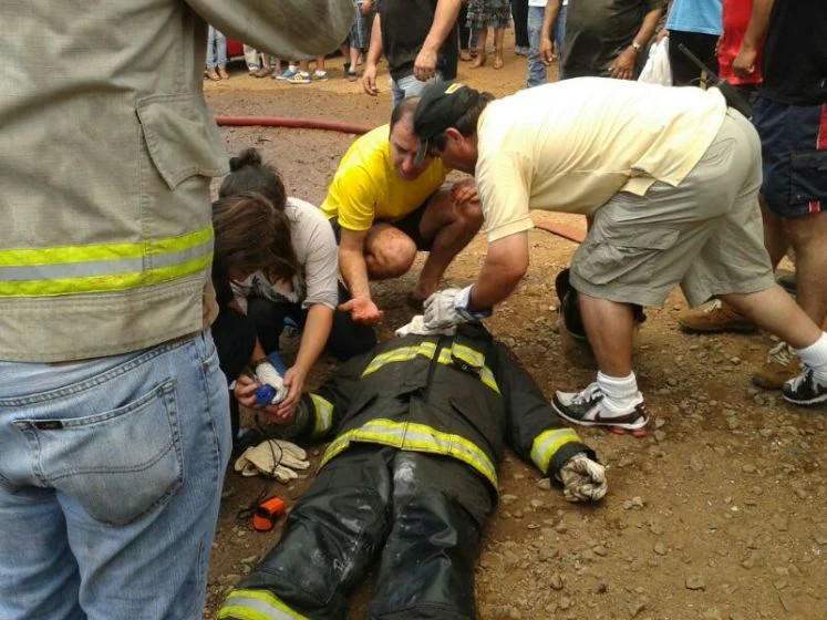 🚨Que mas tiene que pasar?Bombero es golpeado por caribeños en pleno incendio de una Toma en antofagasta caribeños le pegaron por demorarse mucho!! FR RT