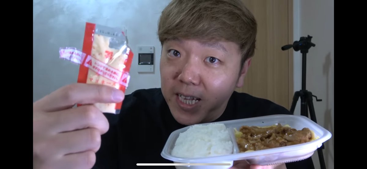 ヒカキンの動画みて、セブンの豚焼肉弁当4店舗まわったけど売り切れ⁈なかったからの、家系ラーメン🍜買ってきた（真夜中）