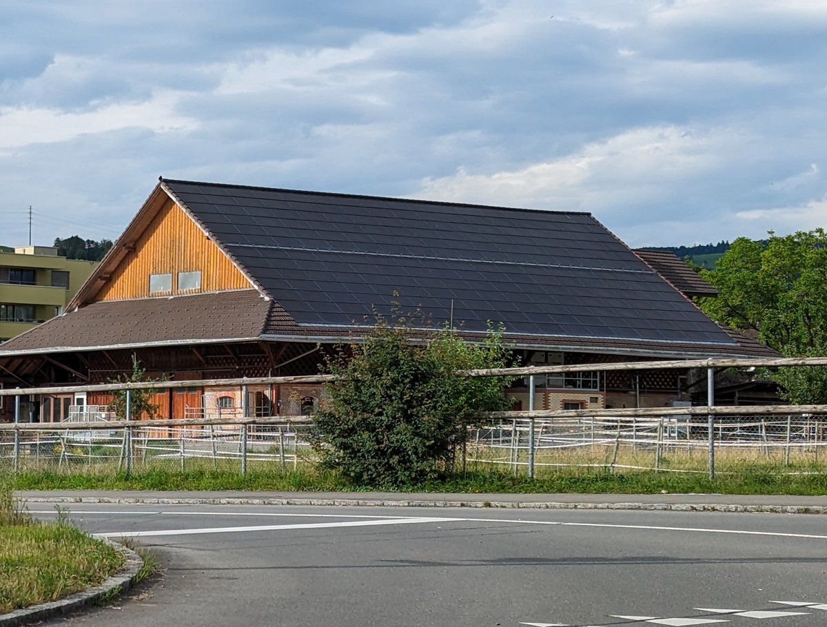 Grade an den zweiten Installationsort heute gefahren.
So ein Solardach sieht einfach super aus.