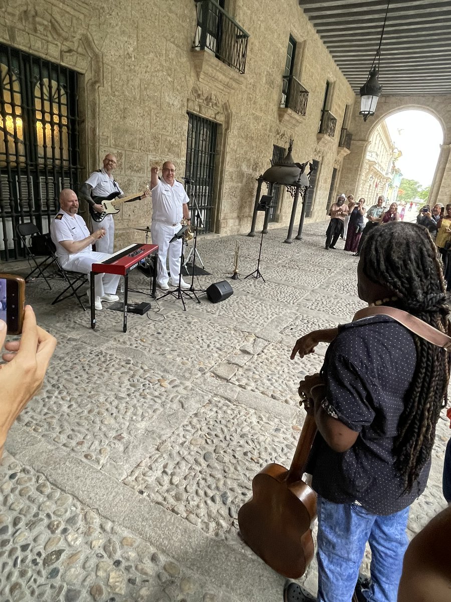 EmbCanCuba's tweet photo. 🎼 ¡Este fin de semana, miembros de la banda Naden de la Marina Real Canadiense ⚓, aquí con HMCS Margaret Brooke, mostraron los talentos musicales de Canadá ante un público entusiasmado en La Habana Vieja! 🎺🎶 https://t.co/s64pSfWdM6