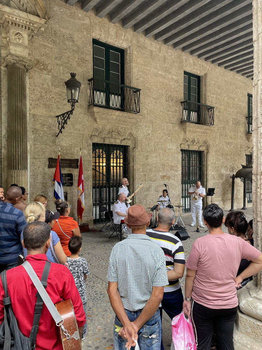 EmbCanCuba's tweet photo. 🎼 ¡Este fin de semana, miembros de la banda Naden de la Marina Real Canadiense ⚓, aquí con HMCS Margaret Brooke, mostraron los talentos musicales de Canadá ante un público entusiasmado en La Habana Vieja! 🎺🎶 https://t.co/s64pSfWdM6