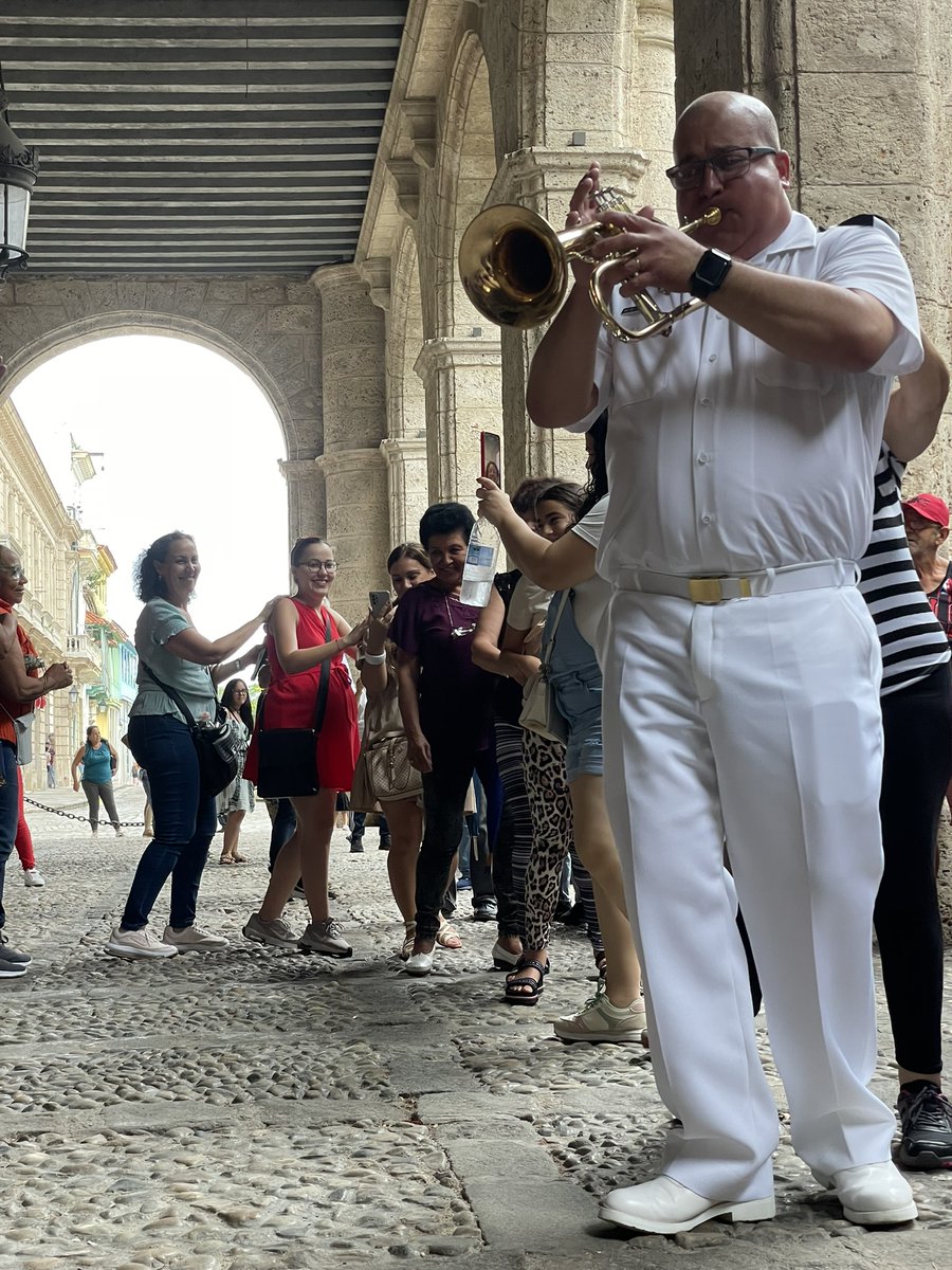 EmbCanCuba's tweet photo. 🎼 ¡Este fin de semana, miembros de la banda Naden de la Marina Real Canadiense ⚓, aquí con HMCS Margaret Brooke, mostraron los talentos musicales de Canadá ante un público entusiasmado en La Habana Vieja! 🎺🎶 https://t.co/s64pSfWdM6