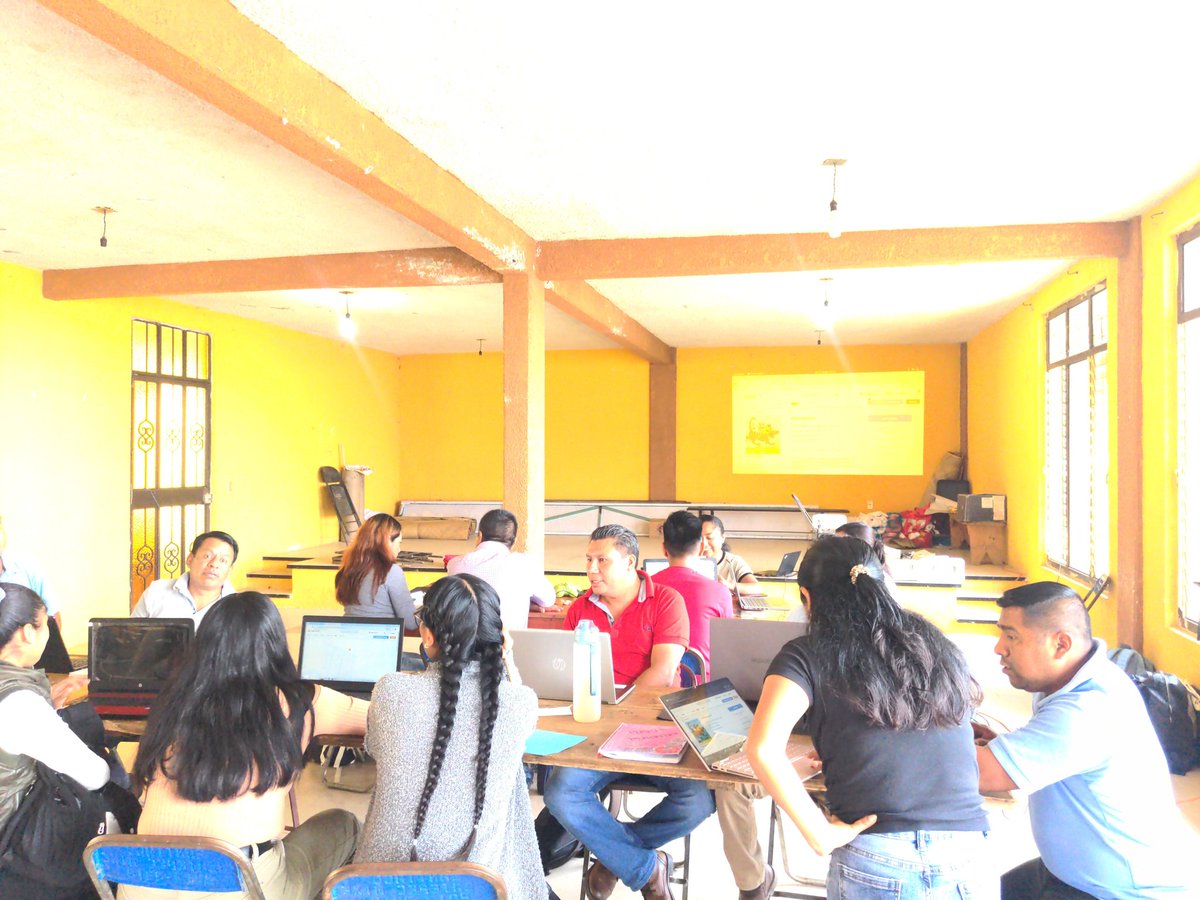 Estamos en la comunidad de Zacatepec, Mixe, facilitando un taller de creación de libros ilustrados con <a href="/PBStoryWeaver/">StoryWeaver</a> a profesoras y profesores de la región. Una actividad en colaboración con el @colmixe