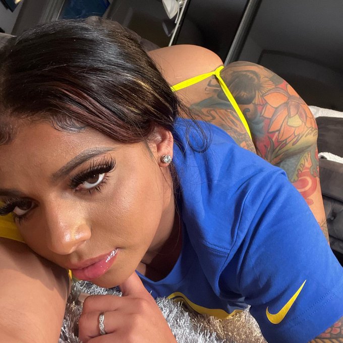 Who&rsquo;s watching the game tonight? https://t.co/KEWTF0xJM7