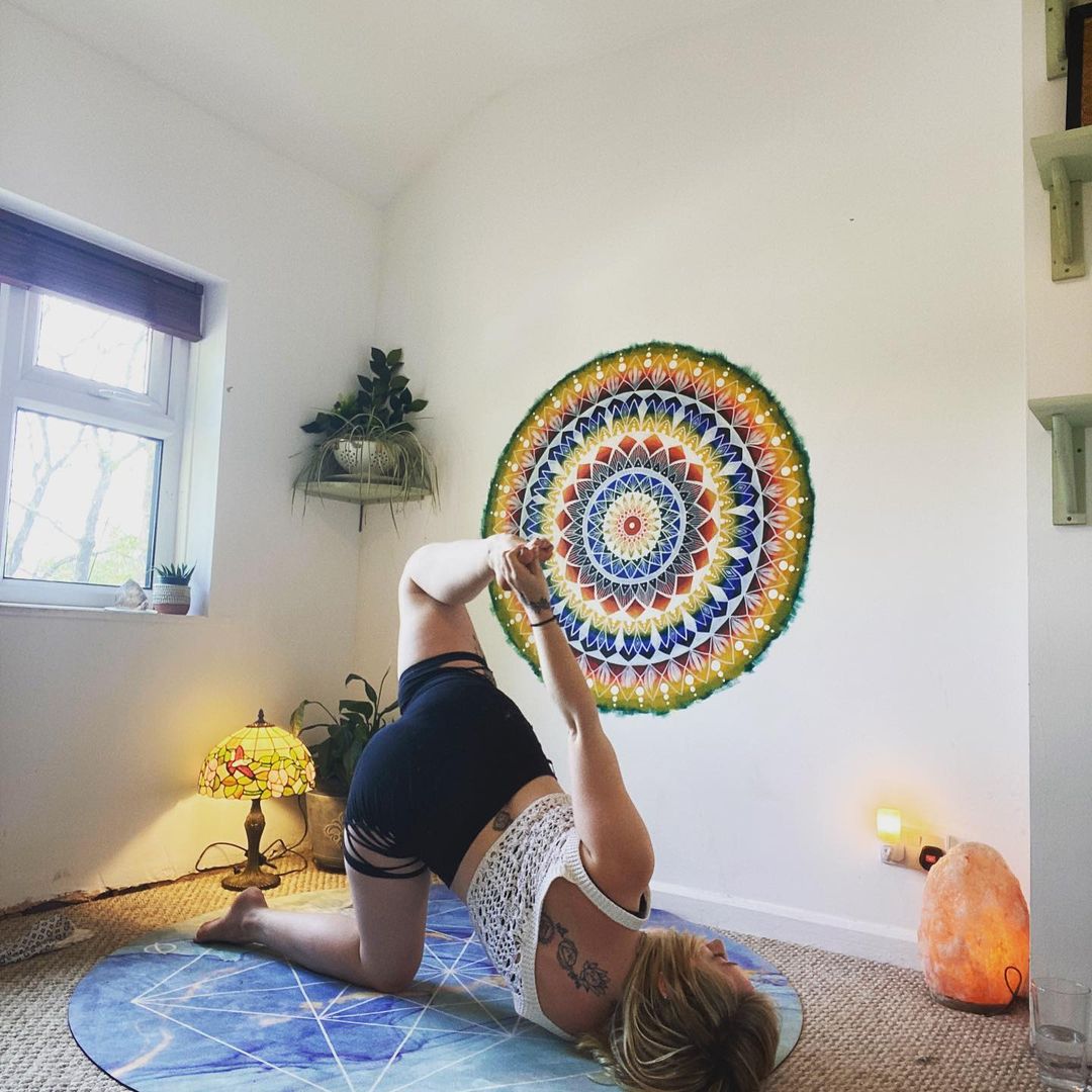 Grip the mat, ground your soul, rise above the rest. 🌿

Our round mats take all the nerves, anxiety and stress away, whilst letting you flow and move whichever way you want. No restrictions, no rules, just you and your flow 🤸

📸: Madison + her Kintsugi mat 💙⚡️