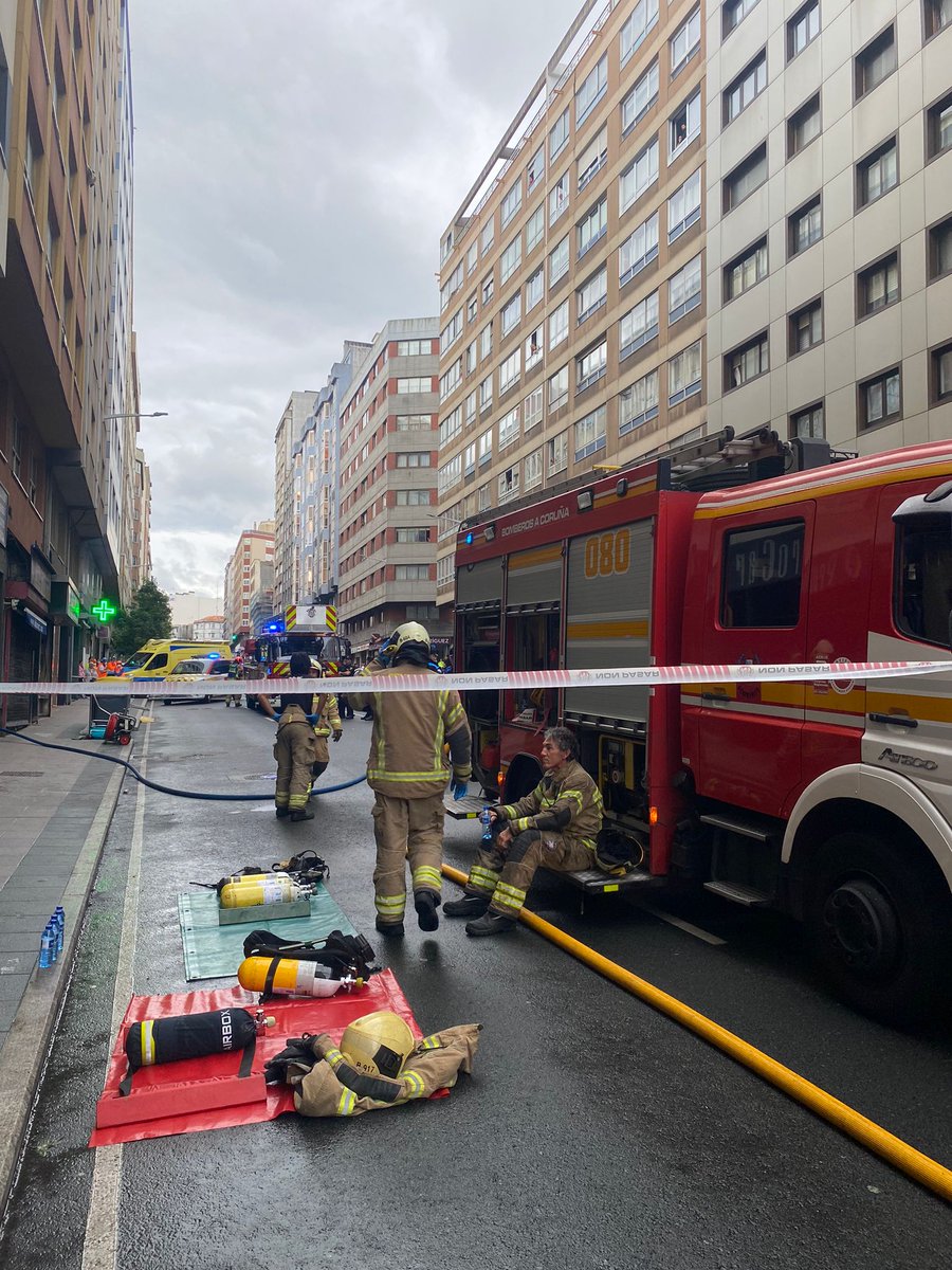 #IntervencionCoruña
▶️ Extinguido

☎️ Incendio en vivenda con posibles atrapados (<a href="/112Galicia/">112 Galicia</a>) 
⏲️ 17.42 h
📍 Rolda de Nelle, 120  #Coruña 
🚒 4 dotacións
🚓 <a href="/Policia_Coruna/">Policía Local A Coruña</a> e <a href="/policia/">Policía Nacional</a>
🚑 <a href="/RtsuCoruna/">Rtsu Coruña</a>