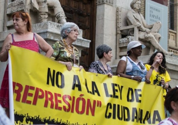 SoliObrera's tweet photo. @ColoraElena Días de lucha, días de represión 

Montaje policial, judicial y mediático puro y duro, como otros:
...
#AlfonLibertad
#NoCaso14N
#AltsasuAske
#Las6DeLaSuiza
#Los6DeZaragoza
#Los14DePego
...
#AntifascistasSiempre https://t.co/XbziMVwPeh