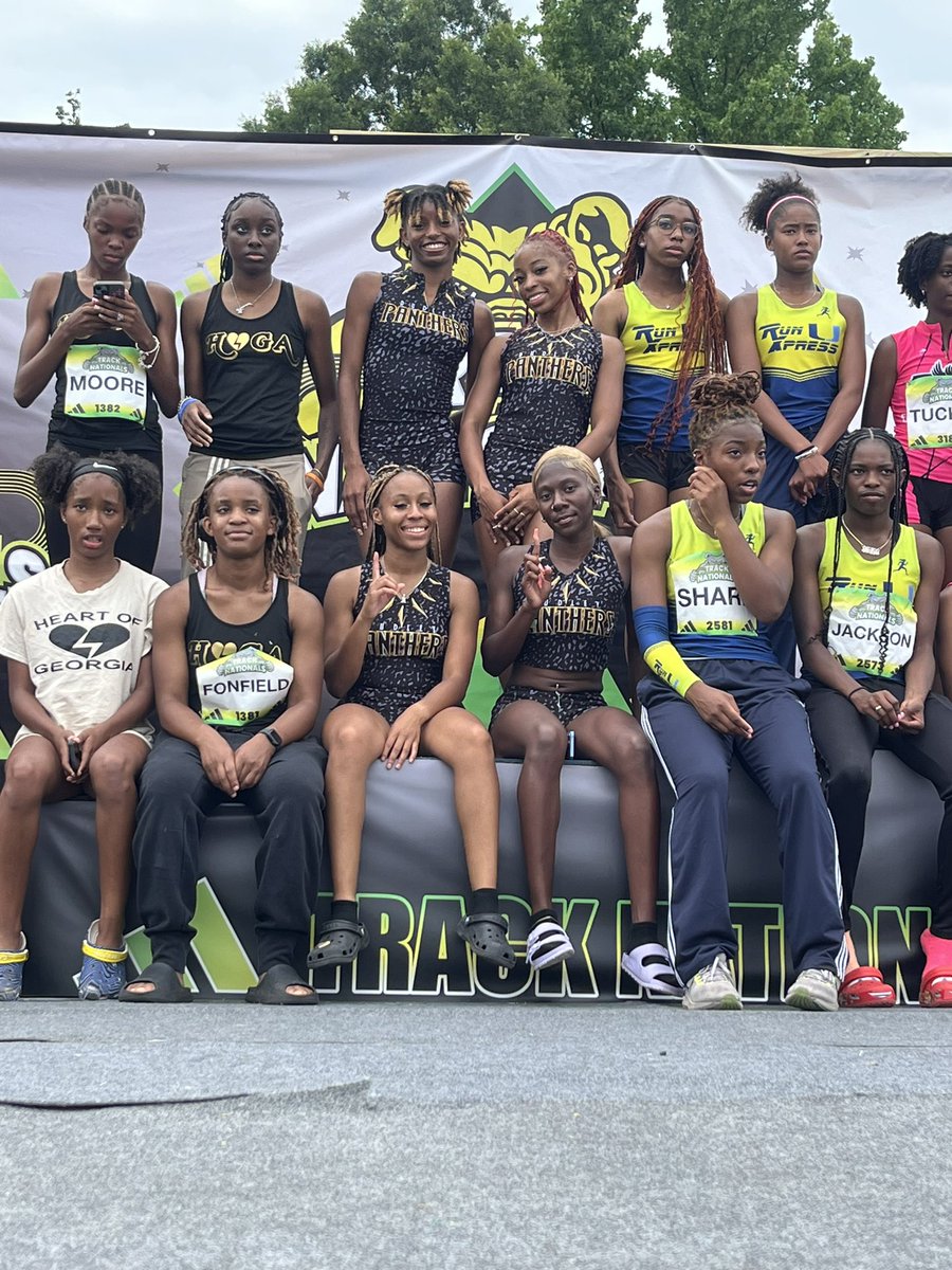 Dottie Braswell , Nilijah Darden , Amaya Wright, and Gabby Cheek set a new school record with a time of 4️⃣6️⃣.7️⃣6️⃣ to take 🥈 in the 4x100 in the NE section at Adidas Nationals 🖤🩷⚡️