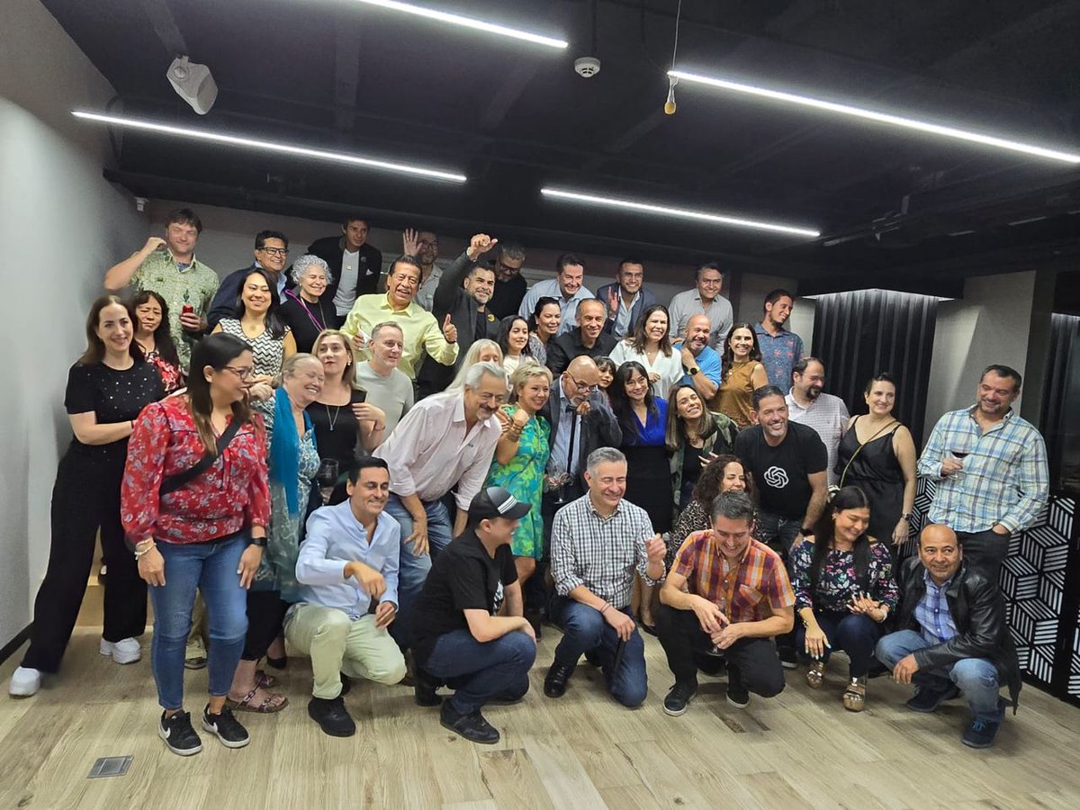 ANPMex's tweet photo. La @IABMexico organizó un sentido homenaje a uno de sus miembros más destacado: #NéstorMárquez.
 
La @ANPMex se une a este reconocimiento a un destacado miembro de nuestra industria y, sobre todo, un gran amigo. https://t.co/yabIZ5sfUq