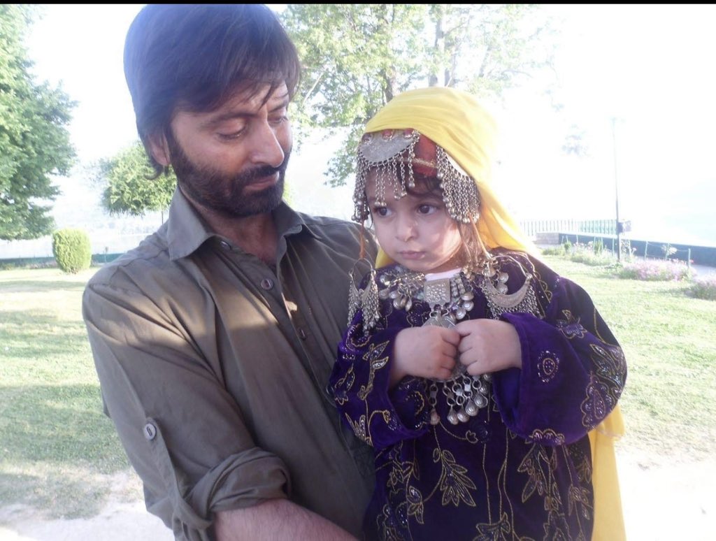 MushaalMullick's tweet photo. We miss you Yasin …. 20 Eid’s without you by our side 😢😢😢 Allah Protect you and May unite all divided Kashmiri and Palestinian Families #EidWithoutFamily #IIOJK #KashmiriLivesMatter #ReleaseKashmiriPoliticalPrisoners #PalestineLivesMatter #SaveHumanity #EidUlAdha 😭🕋🤲 https://t.co/BbUtlXec3c