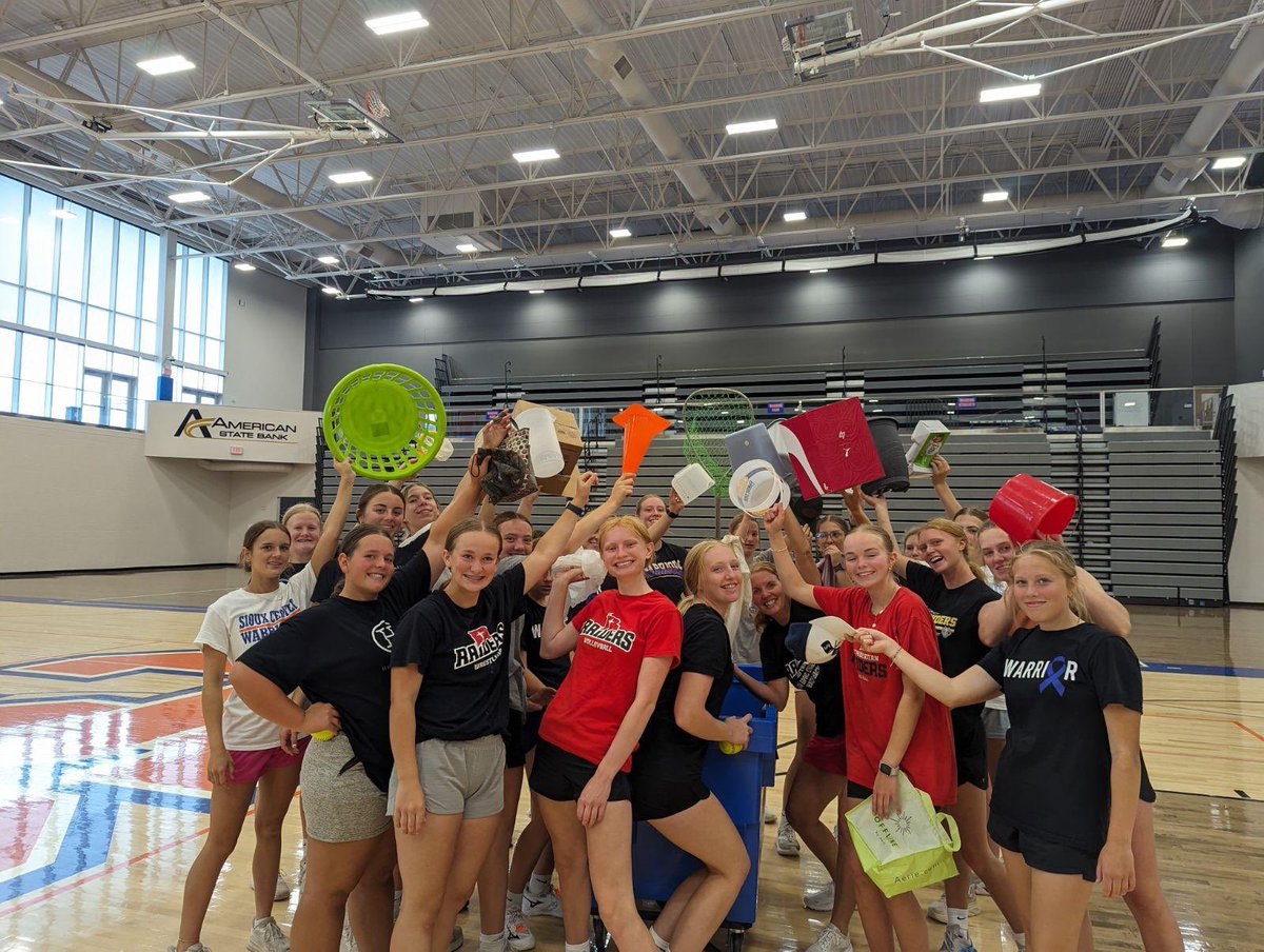 Anything BUT a glove on this rainy dreary morning. Appreciate the energy in a 200 degree gym! 💦
