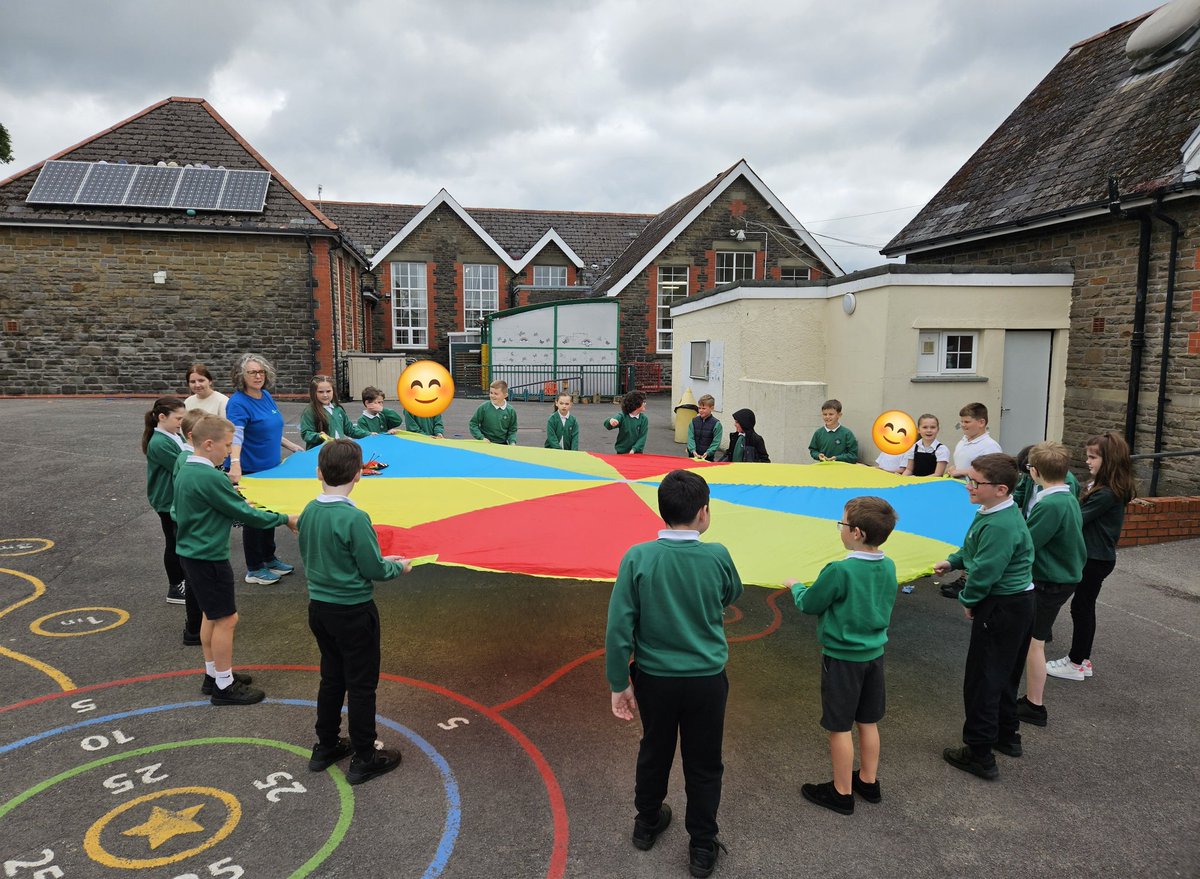 GILFACHFARGOED's tweet photo. Today Year 3/4 enjoyed a pollinator workshop with Colette from @GwentGreenGrid. We learnt about the importance of pollinators and how we can help pollinators in our local environment! 🦋 #NatureandClimate #HelpingNaturetoHelpUs https://t.co/V3Oz7C1NM0
