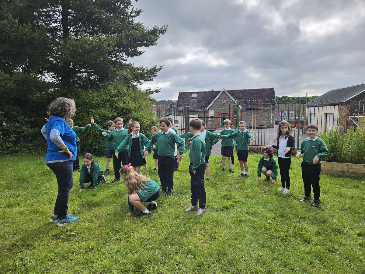 GILFACHFARGOED's tweet photo. Today Year 3/4 enjoyed a pollinator workshop with Colette from @GwentGreenGrid. We learnt about the importance of pollinators and how we can help pollinators in our local environment! 🦋 #NatureandClimate #HelpingNaturetoHelpUs https://t.co/V3Oz7C1NM0