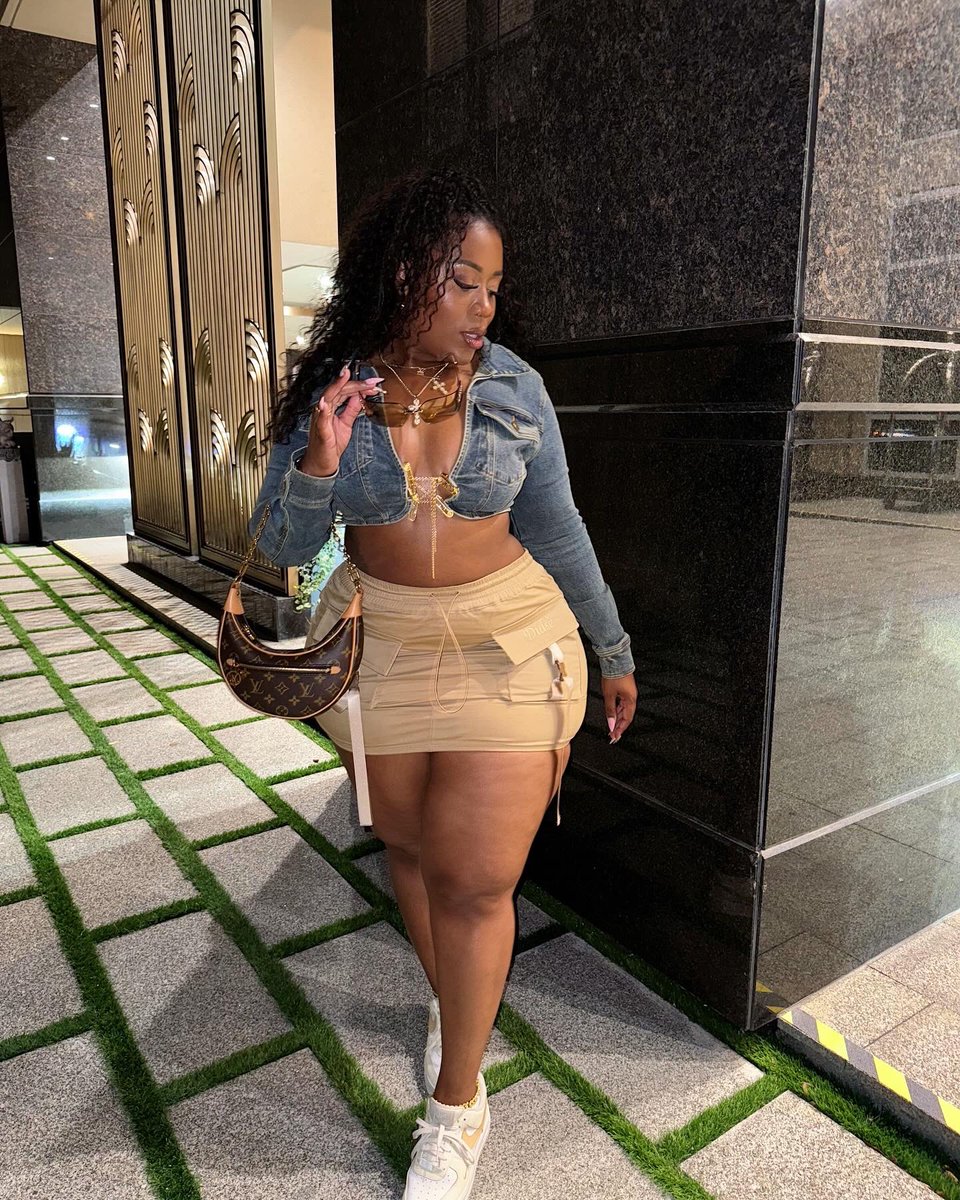 Christiana Moore tweet media