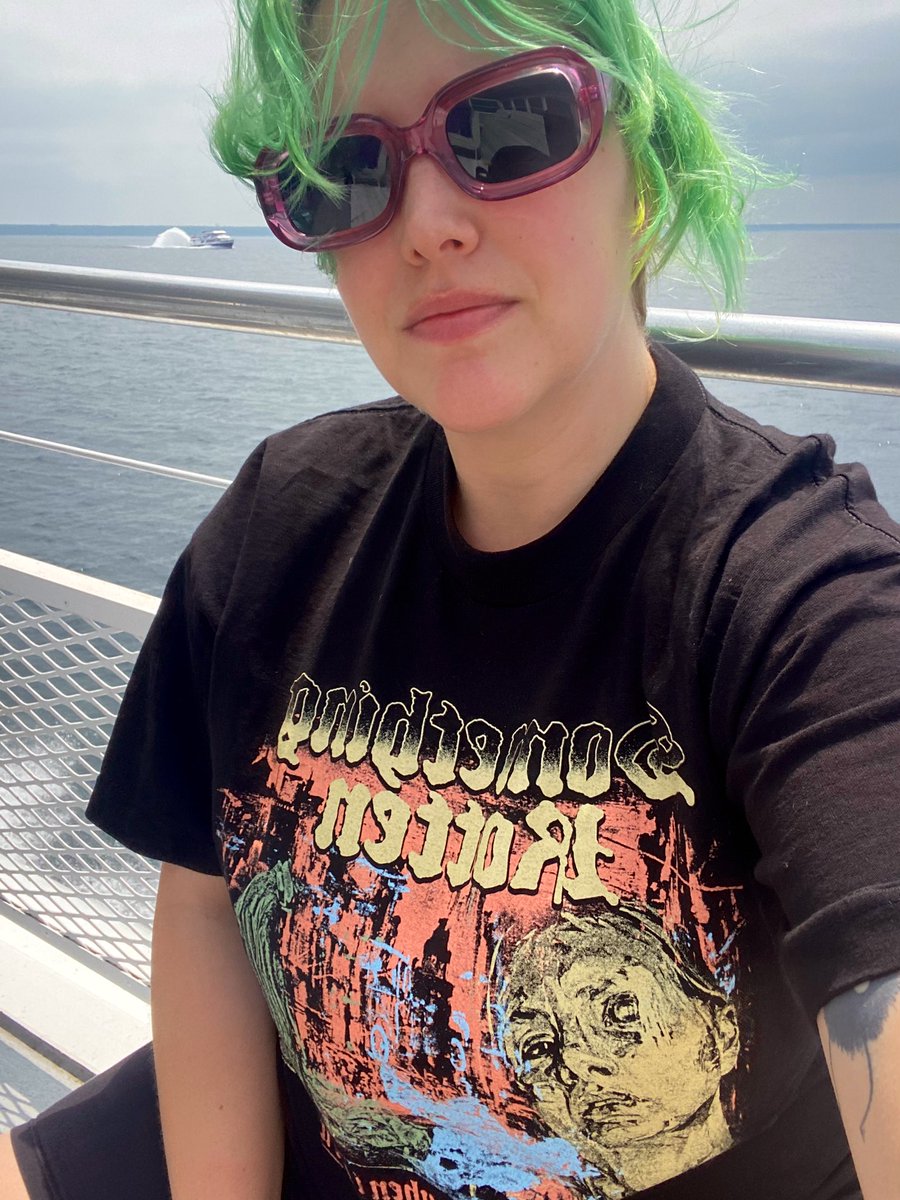 SassyRedGloves's tweet photo. Buying a T-shirt one size up for comfort while traveling? Yes. @metallicaisrad @yacobg42 https://t.co/pe38uJVJqE