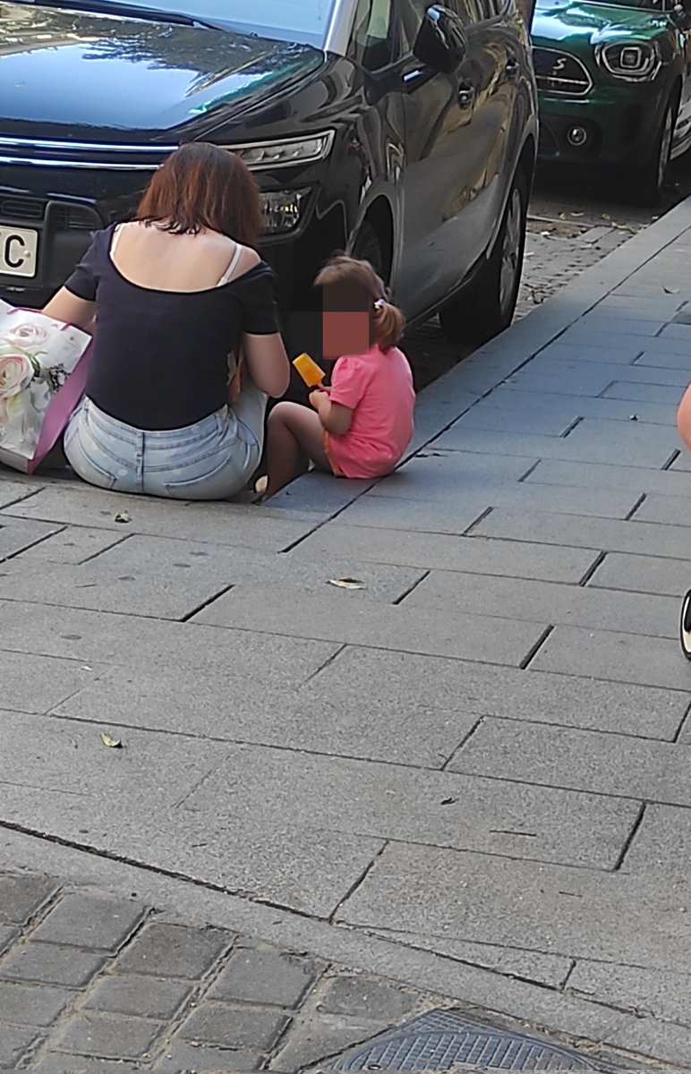 Madrid. Salida de colegio. 

Una niña espera a su  hermano comiendo un helado sentada en el suelo, pies en la calzada, junto a las ruedas de un coche aparcado. 

Es necesario diseñar espacios que podamos disfrutar y compartir. Es urgente diseñar ciudades habitables.