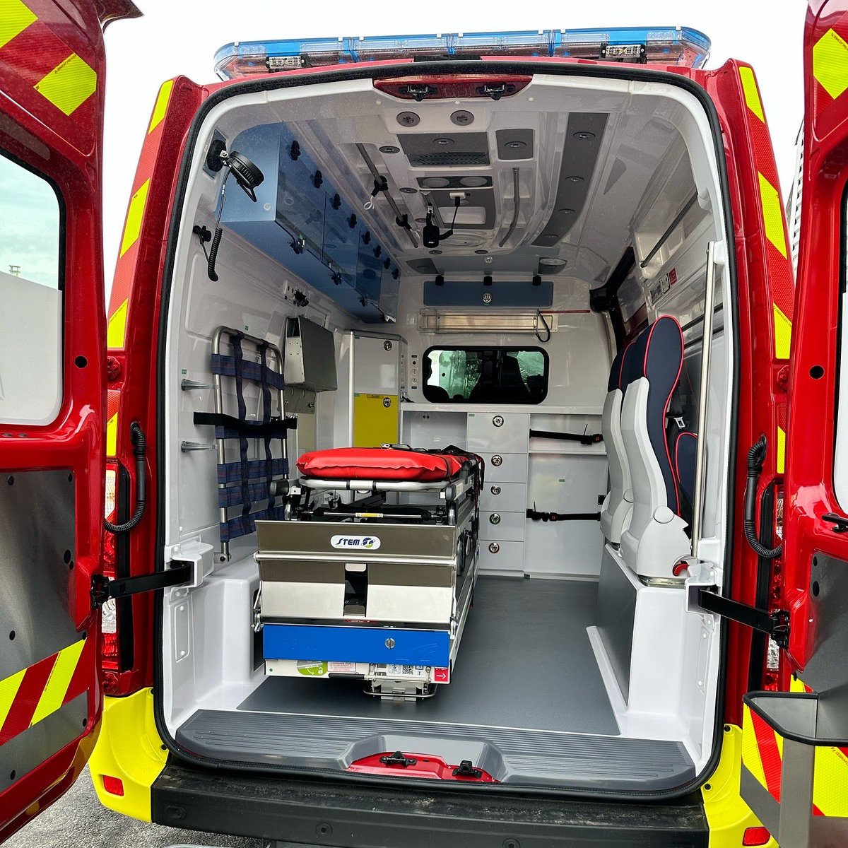 [Véhicule]

Le centre d’incendie et de secours de Saint-Chély vient de recevoir un nouveau VSAV (Véhicule de Secours et d’Assistance aux Victimes), de chez GIFA🚨

#pompier #sapeurpompier #sapeurpompiervolontaire #spv #saintchely #saintchelydapcher #lozere #sdis48