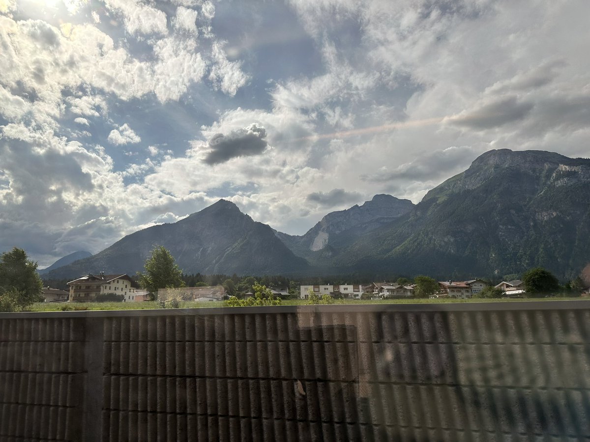 T_N_Schroeder's tweet image. Getting close to #inav2024 hands down my favorite conference. Check out Noam Almog’s @noamza poster on the origins of hexadirectional signals on Wednesday June 19th