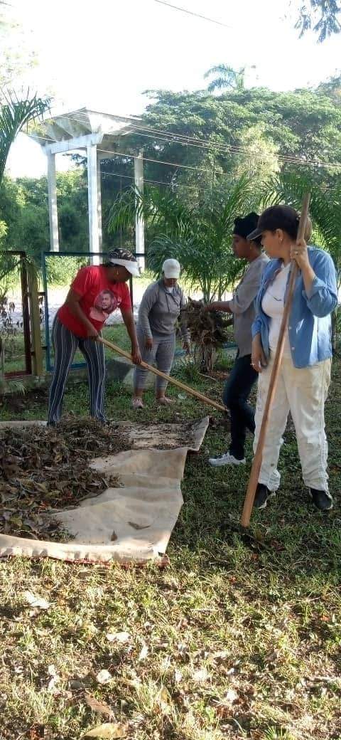 GranmaCtc's tweet photo. #CtcGranma hoy trabajadores pertenecientes al SNTIAP  en #Bayamo #ProvinciaGranma realizan cambio de labor en el Parque de Diversiones.
#PorCubaJuntosCreamos
#GranmaVencerá
.@UlisesGuilarte 
.@CubaCentral 
@ElenaEmilia11 
@YudelkisOrtizB 
@JosefaMigdalia https://t.co/42mdmEZPEV