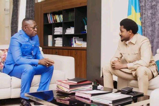 Julienntumba's tweet image. @ALINGETEJULES_K  et le MINETAT @ConstantMutamba en discussion. 
Pouvons-nous espérer un vent disciplinaire qui nettoiera l’appareil politique!!
@ConstantMutamba a un avenir politique à défendre,peuple ezo tala pe ba jeune bazo compter sur vous. 
#DYPRO
#RDC
#IGF
#justicemalade