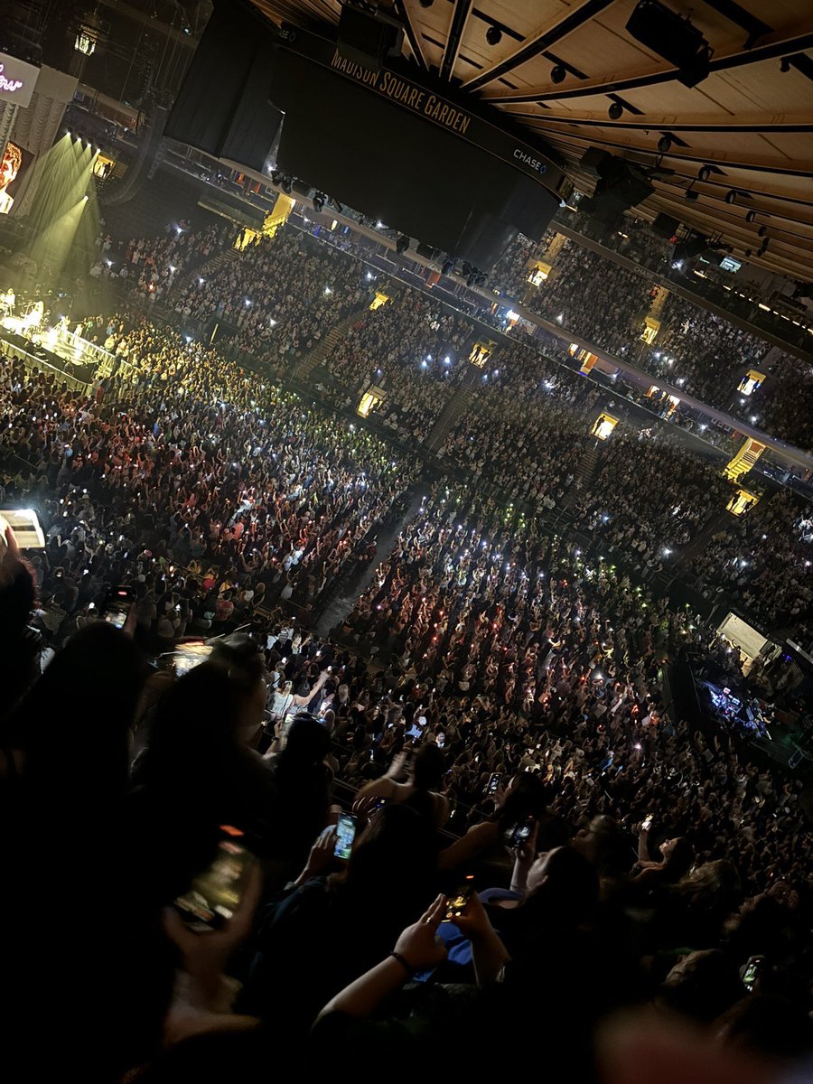 flickerized's tweet image. anywhere you go, I’ll be @NiallOfficial 

6.5 years ago I was 1 of 2800
Now, I am 1 of 19500