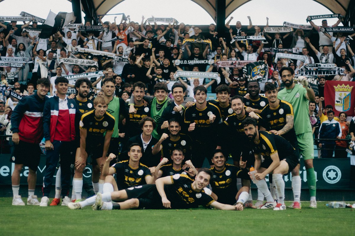 AlvaritoG7's tweet photo. Si lo piensas es una locura que 500 personas se hayan levantado un domingo a las 7am para viajar, vernos, y volverse a casa, llegando a casa a las 4am. 
Es imposible no morir en el campo así, acabando todos con calambres. 
¡Último paso! 
Vamos todos juntos 🏟️🤍🖤 @SalamancaCFUDS https://t.co/nSppEiKG6P