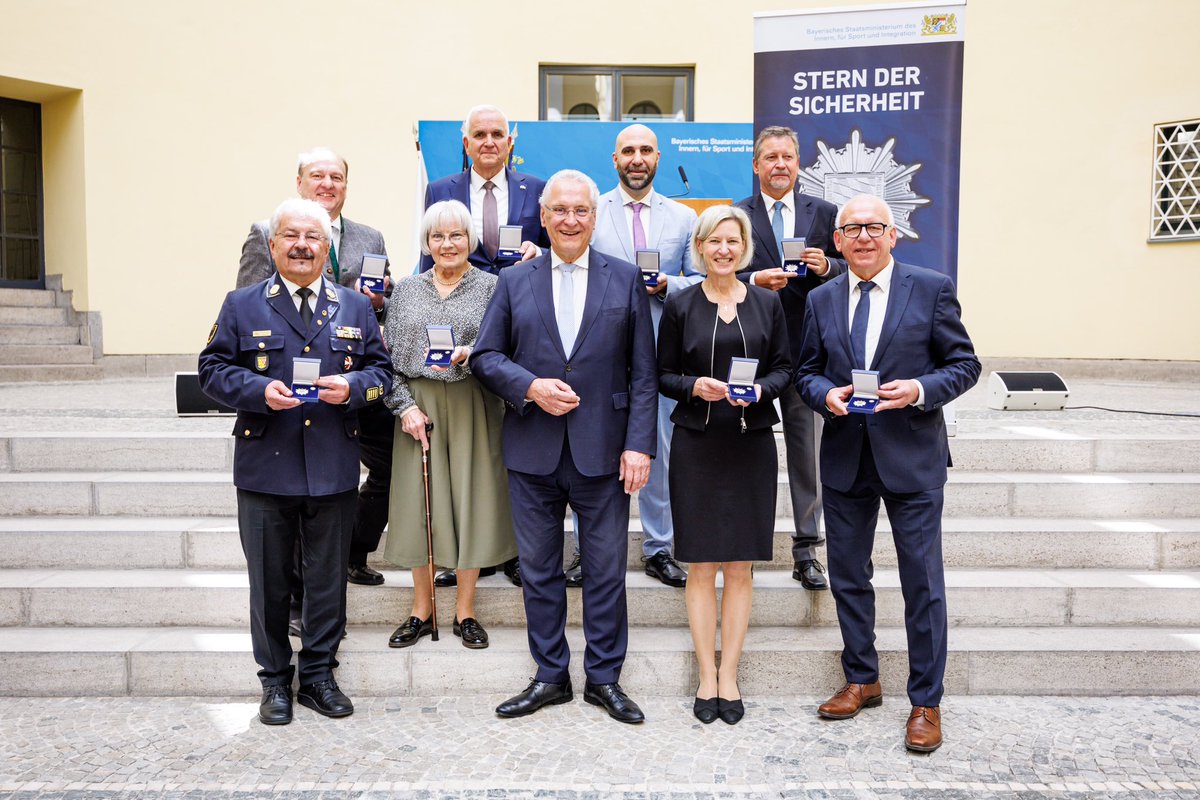 Sehr stolz, heute mit der Bayerischen Staatsmedaille "Stern der Sicherheit" vom bayerischen Innenminister für Verdienste um die Innere Sicherheit ausgezeichnet worden zu sein. Vielen Dank für diese Anerkennung 🙏❤️🙏❤️