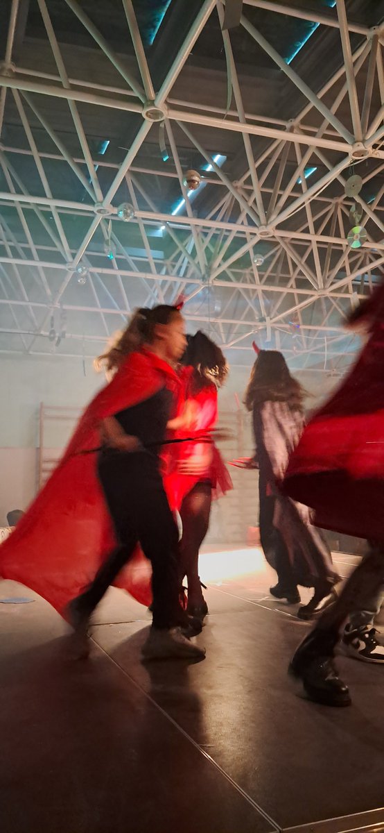 escolaelshorts's tweet photo. Recordeu El fantasma de Canterville? Si no, us heu perdut la gran representació que ha fet l'alumnat de #5ePrimaria amb fantasma i fum incorporats.
Enhorabona!!
#teatre
#representacio
#treballenequip
#literatura
#classics
#diccio
#vocabulari
#ILEC https://t.co/DXkx9HL050