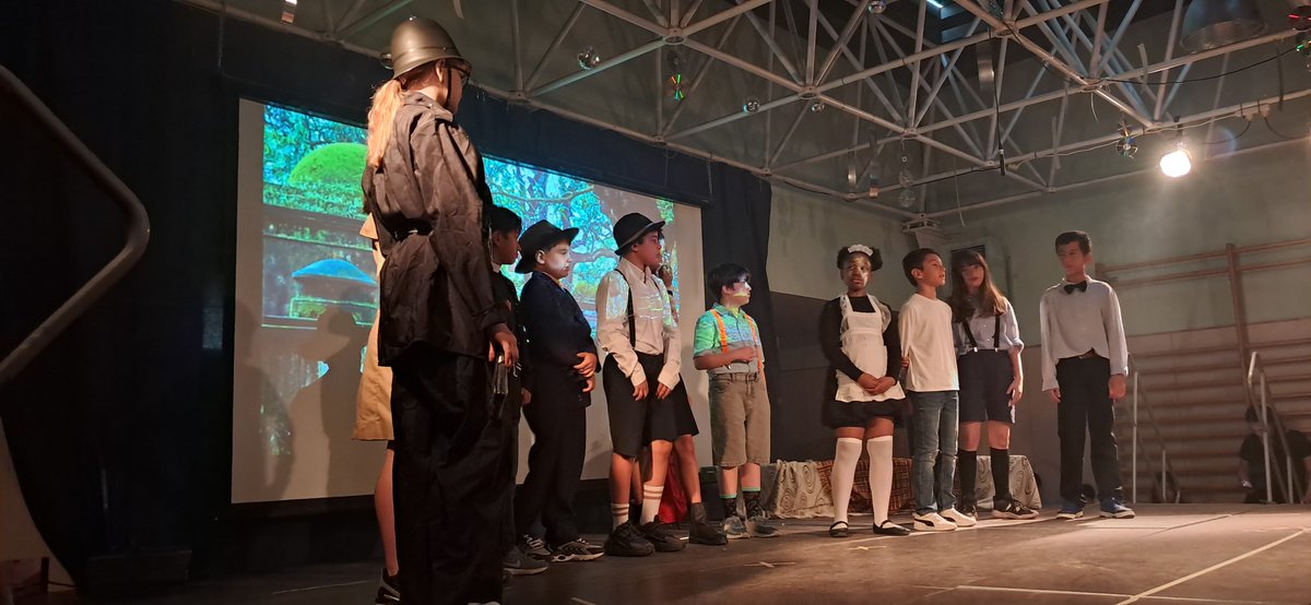 escolaelshorts's tweet photo. Recordeu El fantasma de Canterville? Si no, us heu perdut la gran representació que ha fet l'alumnat de #5ePrimaria amb fantasma i fum incorporats.
Enhorabona!!
#teatre
#representacio
#treballenequip
#literatura
#classics
#diccio
#vocabulari
#ILEC https://t.co/DXkx9HL050