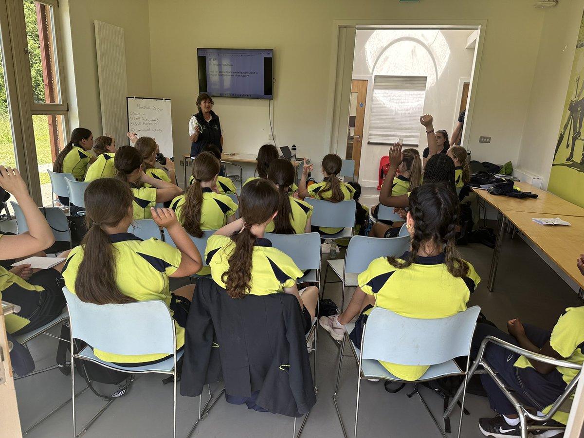 CroydonHighPE's tweet image. It’s #ArtsWeek @CroydonHigh &amp;amp; our Y9, 10 &amp;amp; 12 Sports Leaders have completed day 1 of training. Another day of training tomorrow before we welcome in 8 local primary schools on Wednesday &amp;amp; Thursday. #GoingForGold #FuturePETeachers #ArtsWeek #ArtsMarkAward #AspireWithoutLimits 💙💚