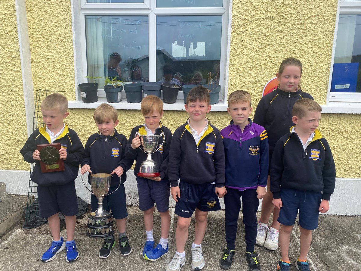 ConventNewport's tweet photo. Members of the under age team who won the Féile visited our school today 👏🏆 https://t.co/Wz29P1LpT2
