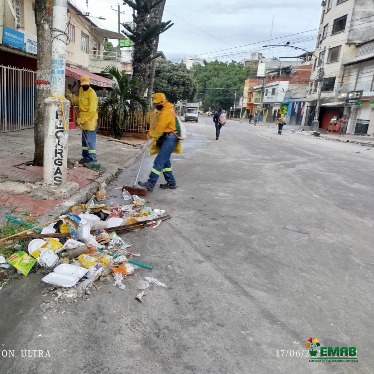 EmabEsp's tweet photo. 🟢 #ComprometidosConBGA: Finalizaron las celebraciones por el triunfo 🏆 del @ABucaramanga 🐆

✅Nuestra #FuerzaAmarilla madrugó para dejar a #BucaramangaBonita otra vez! 

💛💚La belleza de #Bucaramanga, en manos de bumangueses #Emab https://t.co/ewsVvVJjSi