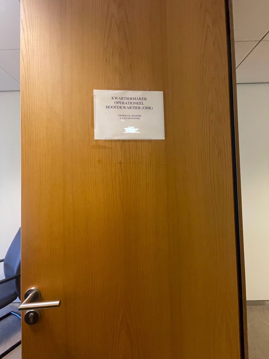 ‘Home is where the Air Force sends us’ hangt er thuis aan de muur

Na de afronding vrijdag van een schitterende tour als Commandant #ACC, opende ik vandaag de deur van mijn nieuwe kantoor op het Ministerie van <a href="/Defensie/">Ministerie van Defensie</a>. Volgende klus? Opzetten van een Operationeel Hoofdkwartier.