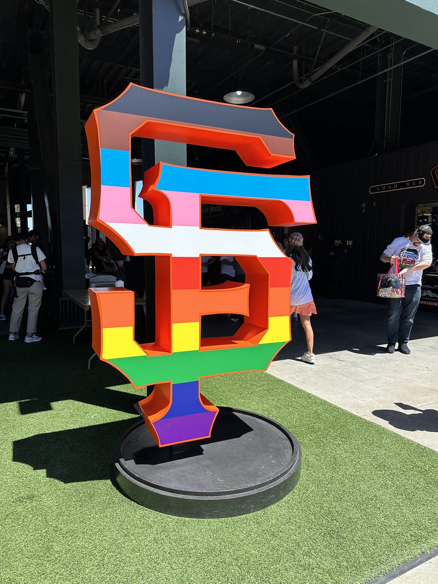 Had a fun time celebrating <a href="/SFGiants/">SFGiants</a> Pride Day with the  <a href="/NORCAL_PRIDEBRG/">NORCAL PRIDE BRG</a> 🧡🖤⚾️🏳️‍🌈 #GoGiants
