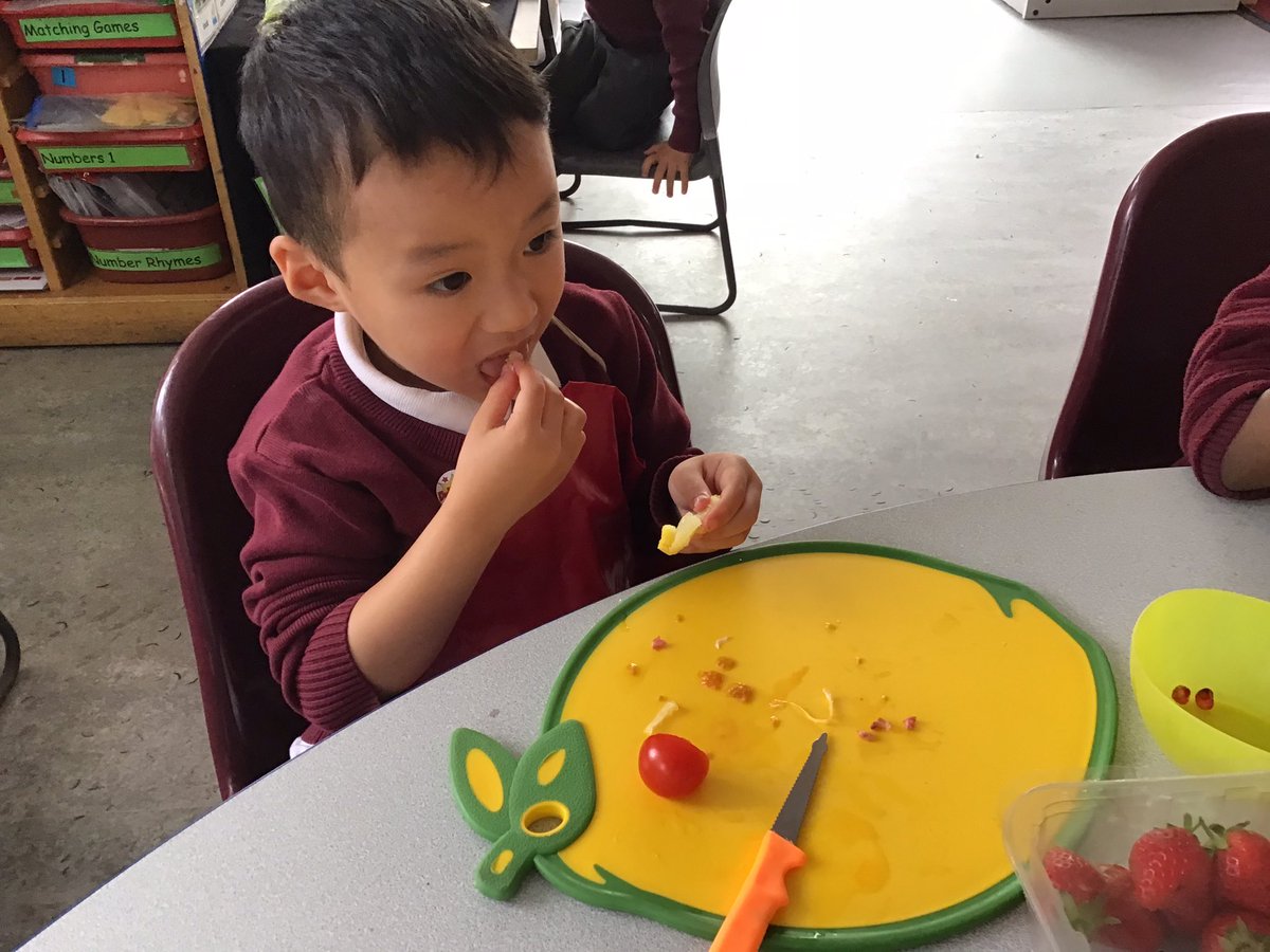 latanya_simms's tweet photo. Can you eat a rainbow? Nursery class have been tasting various fruits and vegetables! Taking on the challenge of eating a rainbow! 🍎🍓🍅🍊🥭🍋🍌🥒🫛🥦🥝🫑🫐🍇#Healthyfood #Healthyeating @HerbMorrPriSch https://t.co/MTDrJmifrn