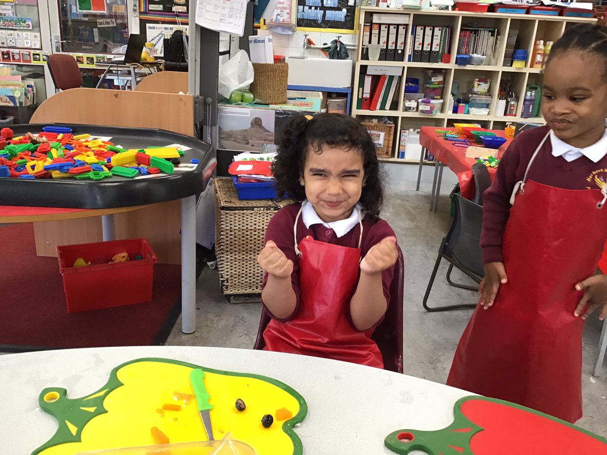latanya_simms's tweet photo. Can you eat a rainbow? Nursery class have been tasting various fruits and vegetables! Taking on the challenge of eating a rainbow! 🍎🍓🍅🍊🥭🍋🍌🥒🫛🥦🥝🫑🫐🍇#Healthyfood #Healthyeating @HerbMorrPriSch https://t.co/MTDrJmifrn