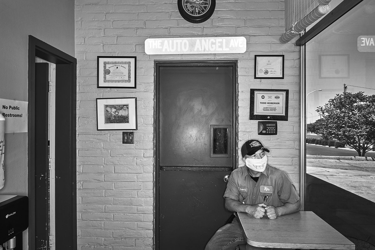 Time for the “pandemic” project that had me sit up and take notice. 500  creative portraits of essential workers!? Yes, you read that right. Eric  Cousineau is a man dedicated to making this project about as incredible as possible. @Catalyst_Interv 
catalystinterviews.com/interviews/202…