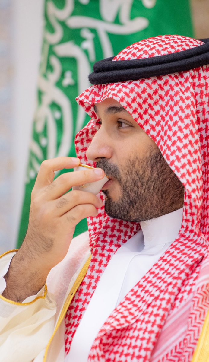 SBFALM's tweet photo. زعيمٍ ما خلّا من فناجيلهم فنجال
ولو هز فنجاله يزعزع قوى العالم
🇸🇦🇸🇦🇸🇦🇸🇦
#عيدك_مبارك_ياملهمنا 
 #الديوان_الملكي https://t.co/MuFHbADfXO