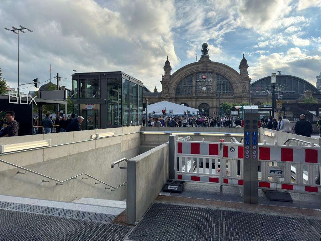 franknagel_de's tweet photo. Glückwunsch zur Fertigstellung! Am Freitag hat das Team Projekt #FrankfurtMasterplan von Dr. Katja Maaser und mit Unterstützung vom Bahnhofsmanagement um Melanie Kühner den nördlichen Bereich der #BEbene im Frankfurter #Hauptbahnhof wieder eröffnet.
#Frankfurt #Bahnhof https://t.co/XSlhccTfZc
